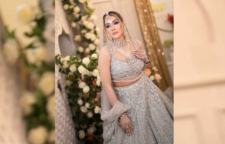 সাদা চুমকি বসানো প্লাটিনাম-গোল্ড রঙের লেহেঙ্গা, ম্যাচিং নেকপিস, দুল, টিকলি, রতনচুর আর চুড়িতে অপরূপ মাহি। ছবি: ফেসবুক থেকে