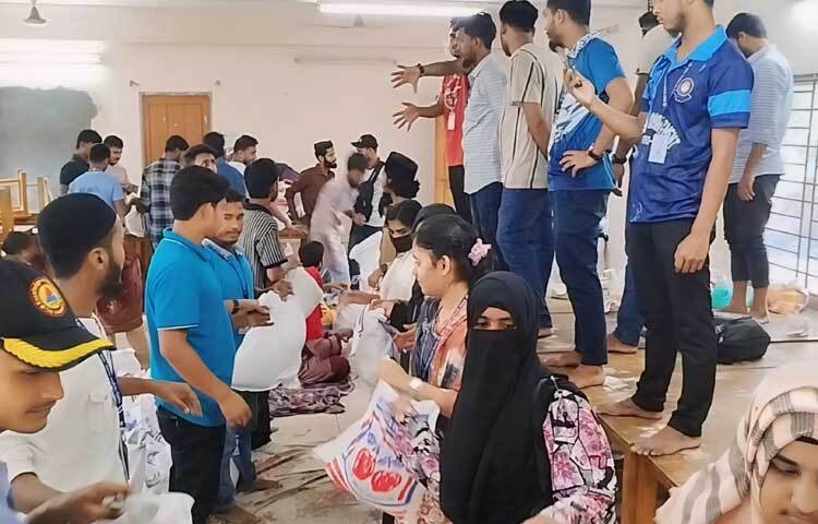 সহপাঠী, বন্ধু, বয়োজ্যেষ্ঠ এবং স্নেহের ছোট ভাই-বোনদের নিয়ে তারা একত্রিত হয়েছে বন্যার্তদের জন্য উপহার প্যাকেজিংয়ের কাজে। ছবি: মামুনূর রহমান হৃদয়