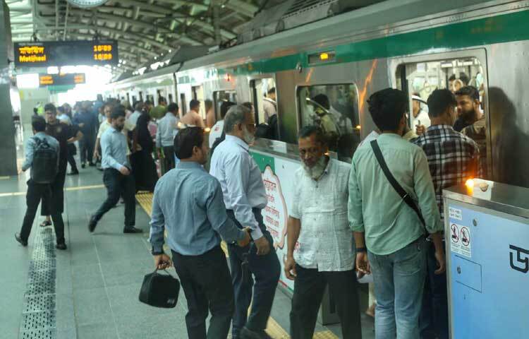 রাত ৮টা ৫০ মিনিটের পর মেট্রো রেল স্টেশনের সব টিকিট অফিস ও টিকিট বিক্রি মেশিন বন্ধ হয়ে যাবে। মেট্রোরেলের সাপ্তাহিক বন্ধ শুক্রবার। ছবি: মাহবুব আলম