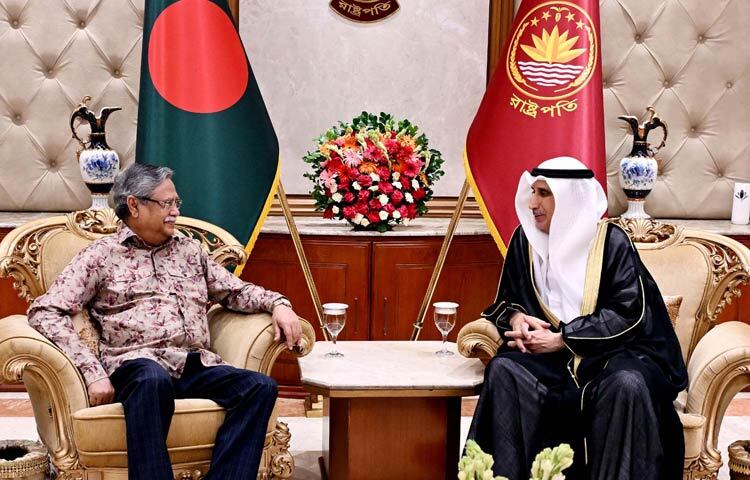 রাষ্ট্রপতি মো. সাহাবুদ্দিনের সঙ্গে আজ বঙ্গভবনে বাংলাদেশে কুয়েতের রাষ্ট্রদূত ফয়সাল মুতলাক এইচ আল আদানি বিদায়ী সাক্ষাৎ করেন। ছবি: পিআইডি