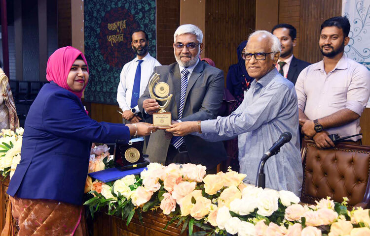 শিক্ষা উপদেষ্টা ওয়াহিদউদ্দিন মাহমুদ আজ ঢাকায় সাভারে বাংলাদেশ লোক-প্রশাসন প্রশিক্ষণ কেন্দ্রে ৭৬তম বুনিয়াদি প্রশিক্ষণ কোর্সের সমাপনী অনুষ্ঠানে সনদ ও ক্রেস্ট প্রদান করেন। ছবি: পিআইডি