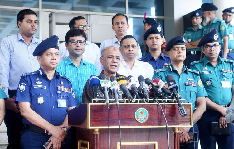 স্বরাষ্ট্র উপদেষ্টা লেফটেন্যান্ট জেনারেল মো. জাহাঙ্গীর আলম চৌধুরী (অব.) আজ ঢাকায় ডিএমপি হেডকোয়ার্টার্সে পুলিশ কর্মকর্তাদের সাথে মতবিনিময় শেষে সাংবাদিকদের ব্রিফ করেন। ছবি: পিআইডি