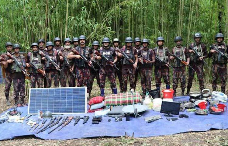 বান্দরবানের দুর্গম সীমান্তবর্তী দোপানিছড়ায় সন্ত্রাসী আস্তানার সন্ধান পেয়েছে বর্ডার গার্ড বাংলাদেশ (বিজিবি)। সেই আস্তানা থেকে অস্ত্র-গোলাবারুদ, ড্রোন ও সিগন্যাল জ্যামারসহ অত্যাধুনিক প্রযুক্তির বিভিন্ন সরঞ্জাম উদ্ধার করা হয়েছে। ছবি: জাগো নিউজ