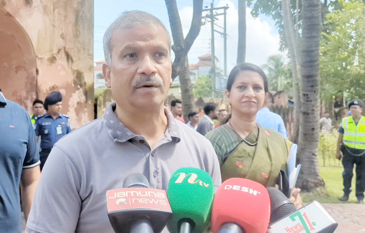 সংস্কৃতি বিষয়ক মন্ত্রণালয়ের উপদেষ্টা ড. আসিফ নজরুল বলেছেন, নজরদারির সময় এসেছে। প্রত্ন নিদর্শনের জায়গা বেদখলের বিষয়ে কঠোর পদক্ষেপ নেওয়া হবে। একইসঙ্গে লালবাগ কেল্লাকে ওয়ার্ল্ড হেরিটেজ সাইটে অন্তর্ভুক্তির চেষ্টা চলছে বলেও জানান তিনি। ছবি: জাগো নিউজ