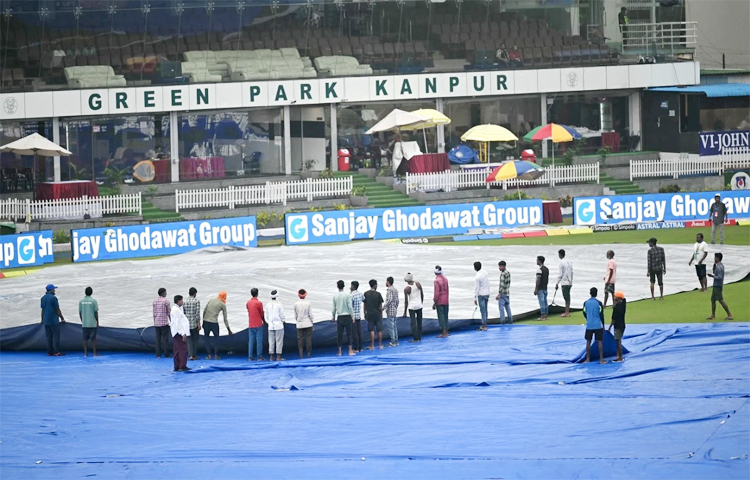 কানপুর টেস্টে বৃষ্টির আনাগোনা চলছেই। দ্বিতীয় দিনে ঝিরিঝিরি বৃষ্টিতে একটি বলও মাঠে গড়ায়নি। বৃষ্টি মাঝে কয়েক মিনিটের জন্য থামলেও এরপর ফের নেমেছে। ফলে আগেভাগেই দিনের খেলা পরিত্যক্ত ঘোষণা করেছেন আম্পায়াররা। ছবি: সংগৃহীত