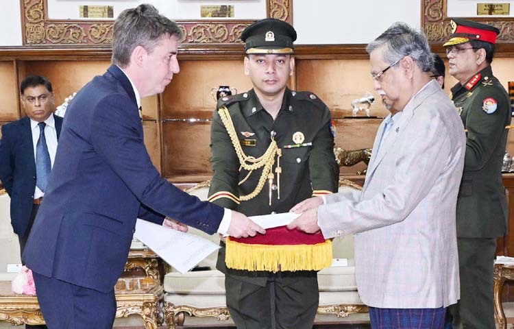 রাষ্ট্রপতি মো. সাহাবুদ্দিনের কাছে পরিচয়পত্র পেশ করেছেন বাংলাদেশে নবনিযুক্ত সুইডেনের রাষ্ট্রদূত নিকোলাস লাইনাস র‍্যাগনার উইকস। আজ সকালে বঙ্গভবনে পৌঁছলে প্রেসিডেন্ট গার্ড রেজিমেন্টের একটি চৌকস দল রাষ্ট্রদূতদের গার্ড অব অনার দেন। ছবি: পিআইডি