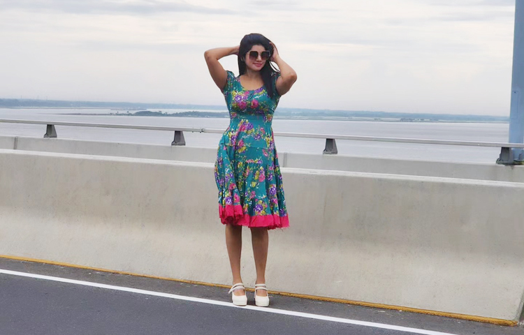 যদিও পদ্মা সেতু পাড়ি দেওয়ার সময় সেতুর ওপরে কোনো যানবাহন থামানো যাবে না। গাড়ি থেকে নেমে ছবি তোলা বা হাঁটাহাঁটি করা যাবে না বলে ২০২২ সালে গণবিজ্ঞপ্তিতে জানিয়েছিল বাংলাদেশ সেতু কর্তৃপক্ষ। ছবি: ফেসবুক থেকে নেওয়া