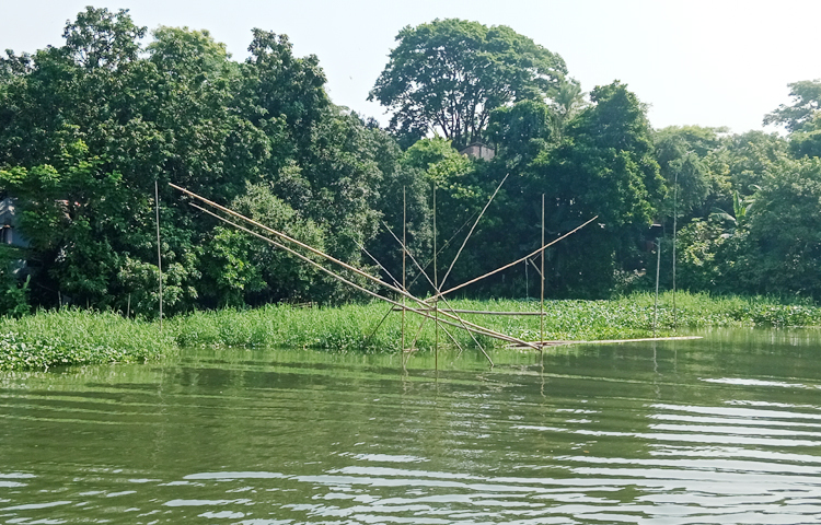 নৌ-ভ্রমণে ৩০০ ফুটের নীলা মার্কেট থেকে ট্রলারে চড়ে টঙ্গী হয়ে আবার নীলা মার্কেটে এসেছি। তাতে দেখা যায়,  জল আছে, জেলে নেই। দূষণের শিকার বালু নদীতে মাছ নেই। ছবি: ফাত্তাহ তানভীর রানা