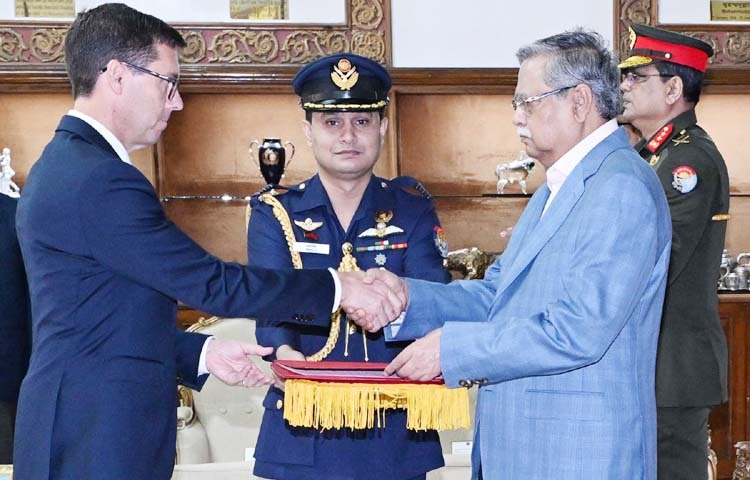 রাষ্ট্রপতি মো. সাহাবুদ্দিনের কাছে আজ বঙ্গভবনে বাংলাদেশে নরওয়ের নবনিযুক্ত রাষ্ট্রদূত হাকোন আরল্ড গুলব্র্যান্ডসেন তার পরিচয়পত্র পেশ করেন। ছবি: পিআইডি