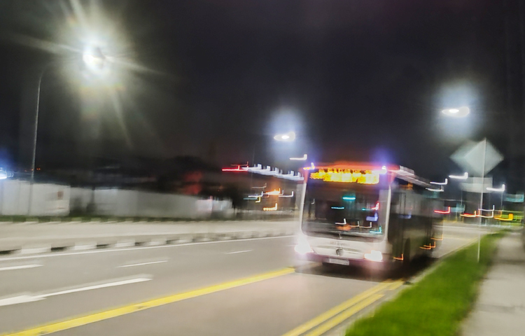 কারো সঙ্গে কোনো কথা নেই, সবাই যার যার কাজে ছুটছেন। বাসে শুধু চালক আছেন, কোনো সহকারী নেই। আবার সড়কেও নেই কোনো যানজট, এমনকি ট্রাফিক পুলিশও। শুধু ট্রাফিক সিগন্যাল পড়লে গাড়িগুলো দাঁড়িয়ে থাকে কিছুক্ষণ। আবার শব্দদূষণ এড়াতে অযথা কেউ গাড়ির হর্নও বাজান না। ছবি: এম মাঈন উদ্দিন