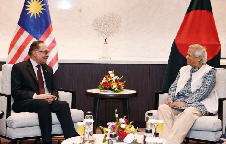 প্রধান উপদেষ্টা প্রফেসর মুহাম্মদ ইউনূসের সাথে আজ ঢাকায় হোটেল ইন্টারকন্টিনেন্টালে মালয়েশিয়ার প্রধানমন্ত্রী আনোয়ার ইব্রাহিম সাক্ষাৎ করেন। ছবি: পিআইডি