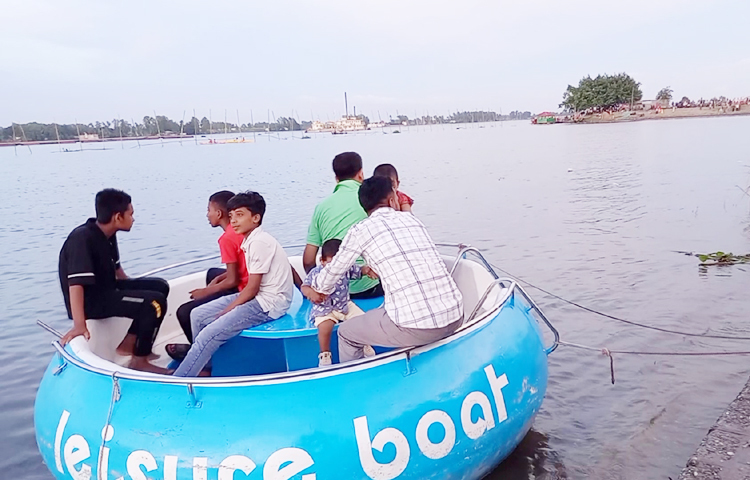 নৌ-বন্দর পুনরুজ্জীবিত প্রকল্পের আওতায় বাংলাদেশ পানি উন্নয়ন বোর্ড ২০০৬ সালে বেড়া পৌর এলাকার ডাকবাংলোর পাশে নৌঘাট নির্মাণ শুরু করে। তখন পাঁচ কোটি টাকা ব্যয়ে নির্মিত নদী পাড় সিঁড়ির মতো করে বাঁধানো হয়। নানা জটিলতায় ওই প্রকল্পটি বাতিল করা হয়। এতে বাঁধানো ঘাটের অংশটি পরিত্যক্ত হয়ে যায়। ছবি: আমিন ইসলাম জুয়েল