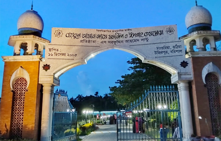 মসজিদ কমপ্লেক্সের বাগানগুলোও আলোকিত হয়। যা রাতে শান্তিপূর্ণ পরিবেশের সৃষ্টি করে। পুকুরের মাঝ বরাবর তাকালে মনে হবে, এক স্বপ্নময় জগতে প্রবেশ করেছেন। মসজিদের দৃষ্টিনন্দন আলোকসজ্জা নামাজিদের ও দূর থেকে আগত দর্শনার্থীদের মনে প্রশান্তি দেয়। ছবি: এম আই সিয়াম মৃধা