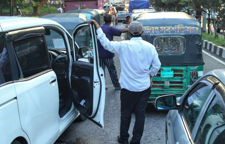 ঘণ্টার পর ঘণ্টা যানজটে বসে থেকে বিরক্ত হচ্ছে এই রুটে চলাচল করা মানুষ। তাদের সেই বিরক্তি ফুটে ওঠে যেন চোখে-মুখে। ছবি: মাহবুব আলম