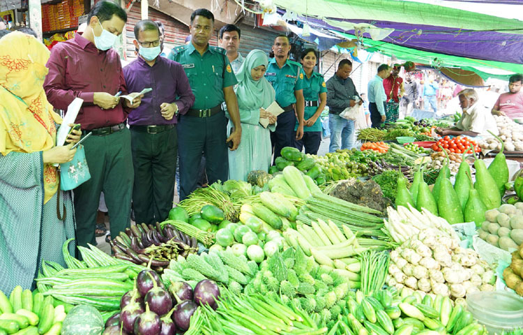 আজ রাজধানীর ফকিরাপুল কাঁচাবাজারে নিত্যপণ্যের মূল্য স্থিতিশীল রাখা ও বাজার পরিস্থিতি নিয়ন্ত্রণে বাণিজ্য মন্ত্রণালয়ের আওতাধীন বিভিন্ন বিভাগের সমন্বয়ে বাজার মনিটরিং করা হয়। ছবি: পিআইডি