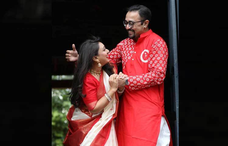 স্বামীকে নিয়ে বেশ আনন্দেই কাটছে এই তারকার পুজো। সামাজিক যোগাযোগ মাধ্যমে চোখ রাখলেই দেখা যায় সেই ঝলক। ছবি: অবন্তীর ফেসবুক থেকে