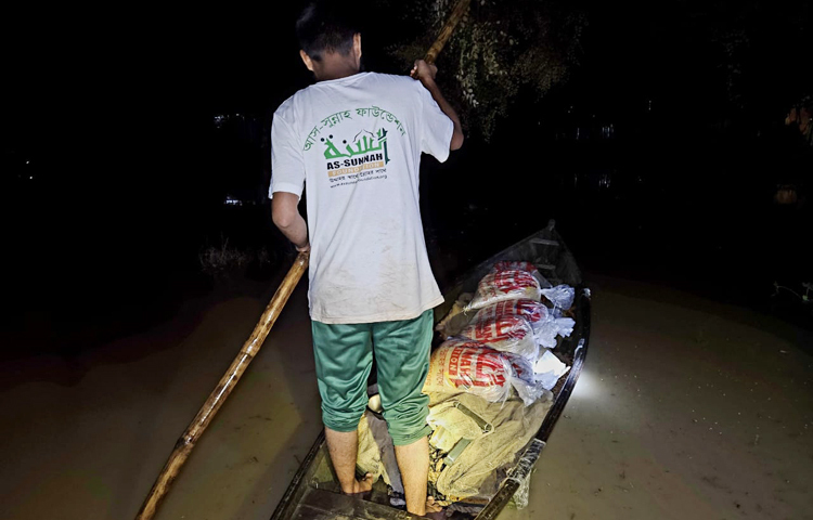 উত্তরবঙ্গ, শেরপুর এবং নেত্রকোণায় প্রথমিক পর্যায়ে ৯০ টন চাল, ১৫ টন খেজুর, ১৫ টন ডাল, ১৫ টন তেল এবং ৭.৫ টন লবণ বিতরণ করা হয়। ছবি: ফেসবুক থেকে নেওয়া