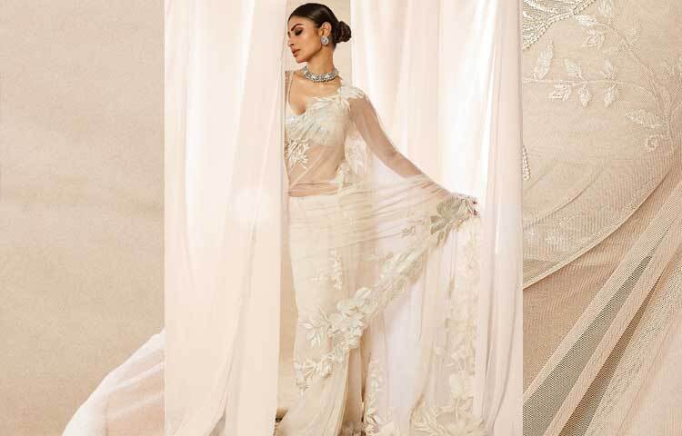 ইনস্টাগ্রামে পোস্ট করা ছবির ক্যাপশনে অভিনেত্রী লিখেছেন, ‘মা গো আবার আসবে কবে, তোমায় ঘিরে অনেক আশা, তোমার জন্য বছরভর অপেক্ষা আর ভালোবাসা। শুভ বিজয়া।’ ছবি: ইনস্টাগ্রাম থেকে