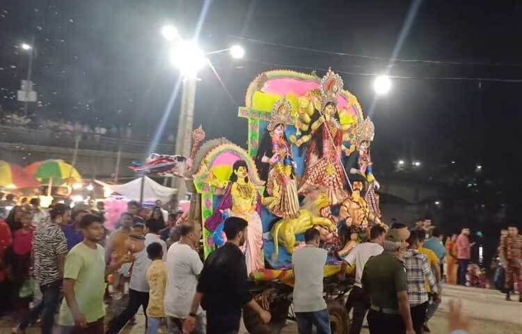 ১৩ অক্টোবর সন্ধ্যার পর থেকে ফরিদপুর আলীমুজ্জামান ব্রিজ সংলগ্ন বিসর্জন ঘাটে প্রতিমা বিসর্জন দেওয়া হয়। ছবি: এন কে বি নয়ন