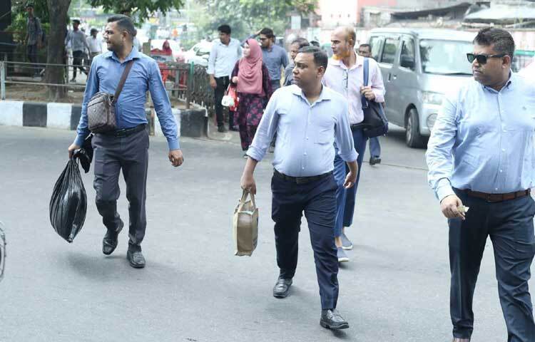 দ্রুত রাস্তাপার হচ্ছেন অফিসগামীরা। ছবি: মাহবুব আলম