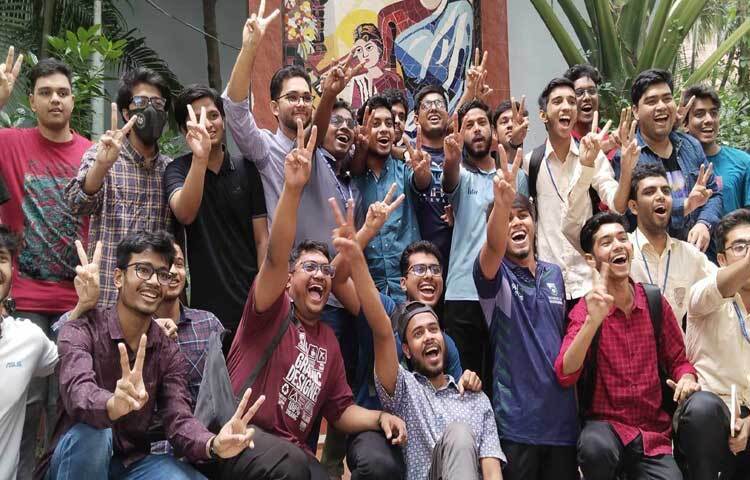 এইচএসসির রেজাল্ট পেয়ে আনন্দে মেতেছেন নটর ডেম কলেজের শিক্ষার্থীরা। ছবি: ইয়াসির আরাফাত