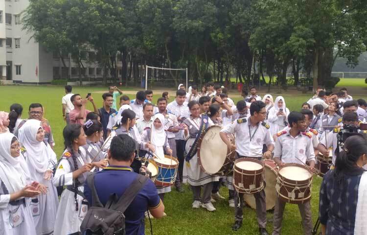 বিজয়ের ‘ভি’ চিহ্ন দেখিয়ে ক্যামেরাবন্দি হচ্ছেন তারা। ছবি: সামিউর রহমান সাজ্জাদ