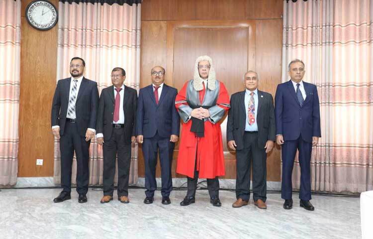 বাংলাদেশ পাবলিক সার্ভিস কমিশনের (পিএসসি) চেয়ারম্যান ও চার সদস্য শপথ গ্রহণ করেছেন। ছবি: ফজলুল হক মৃধা