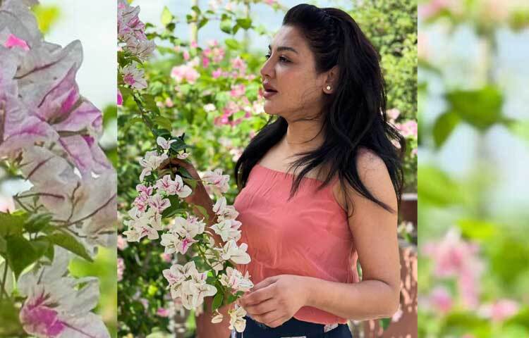 যেকোনো পোশাকেই দারুণ মানায় অভিনেত্রীকে। ছবি: ফেসবুক থেকে