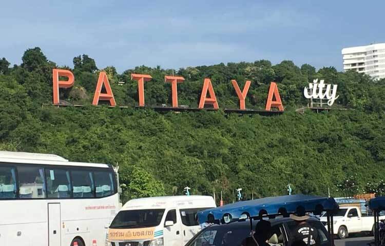 পর্যটকদের জন্য সব ধরনের সুযোগ-সুবিধা রাখা হয়েছে পাতায়া সমুদ্রসৈকতে। দিনে তেমন জমজমাট না থাকলেও, রাত হলেই চেহারা বদল হয় শহরটির। ছবি: এম মাঈন উদ্দিন