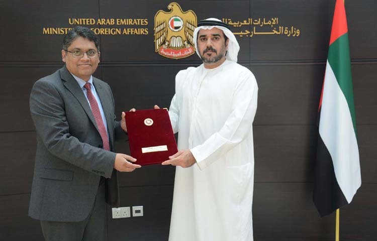 দুবাই ও উত্তর আমিরাতে নবনিযুক্ত বাংলাদেশের কনসাল জেনারেল মো. রাশেদুজ্জামান গতকাল সংযুক্ত আরব আমিরাতের পররাষ্ট্র মন্ত্রণালয়ের দুবাই অফিসের ডেপুটি ডিরেক্টর রাশিদ আবদুল্লাহ আল কাসিরের কাছে ‌‘লেটার অব কমিশন’ পেশ করেন। ছবি: পিআইডি