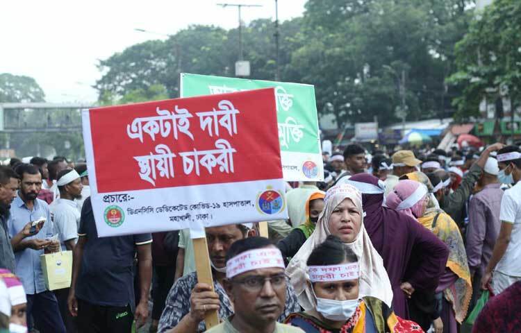 আন্দোলনকারীদের স্লোগানে মুখরিত শাহবাগ চত্বর।