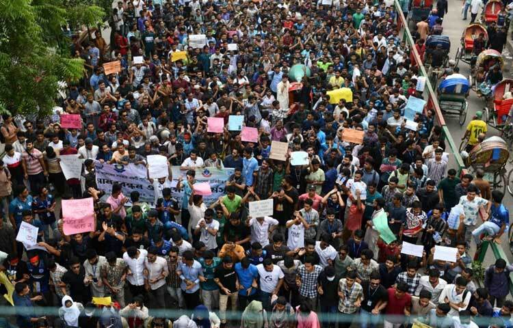 ঢাবির অধীনে সাত কলেজ শিক্ষার্থীদের সামনে বর্তমানে যে সমস্যাগুলো বড় আকারে দেখা দিয়েছে তার মধ্যে অন্যতম হলো স্বতন্ত্র প্রাতিষ্ঠানিক পরিচয়ের অভাব।