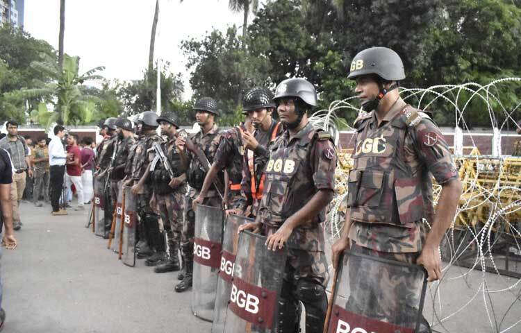 আজ বঙ্গভবনের প্রধান ফটকের সামনে এপিবিএন, বিজিবি, পুলিশ ও সেনাবাহিনীর বিপুল সংখ্যক সদস্যকে সশস্ত্র অবস্থায় দেখা গেছে।
