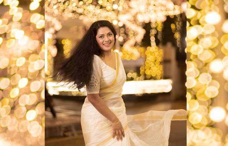 সাদা শাড়ি আর হালকা সাজে স্নিগ্ধ অভিনেত্রী।