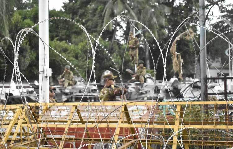 রাষ্ট্রপতি মো. সাহাবুদ্দিনের পদত্যাগ চেয়ে মঙ্গলবার রাতে বঙ্গভবনে প্রবেশের চেষ্টার ঘটনা ও পুলিশ সদস্যদের ওপরে হামলার পর আজ নিরাপত্তা জোরদার করা হয়েছে। ছবি: বিপ্লব দীক্ষিত