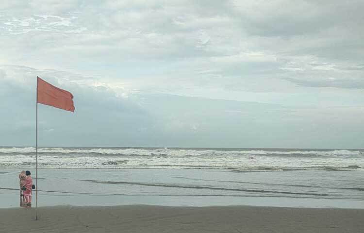 পূর্ব মধ্য বঙ্গোপসাগর ও তৎসংলগ্ন এলাকায় সৃষ্ট গভীর নিম্নচাপটি মঙ্গলবার রাতে ঘূর্ণিঝড়ে রূপ নেওয়ার পর বুধবার ভোর থেকে রাত অবধি মেঘাচ্ছন্ন ছিল কক্সবাজারের আকাশ। কিন্তু বৃহস্পতিবার সকাল থেকে মেঘ-রোদ্দুরের খেলা চলছে আকাশে। তবে চলমান সংকেতের প্রভাবে সাগর উত্তাল রয়েছে। বেলাভূমি ও তীরে আছড়ে পড়ছে বড় ঢেউ।