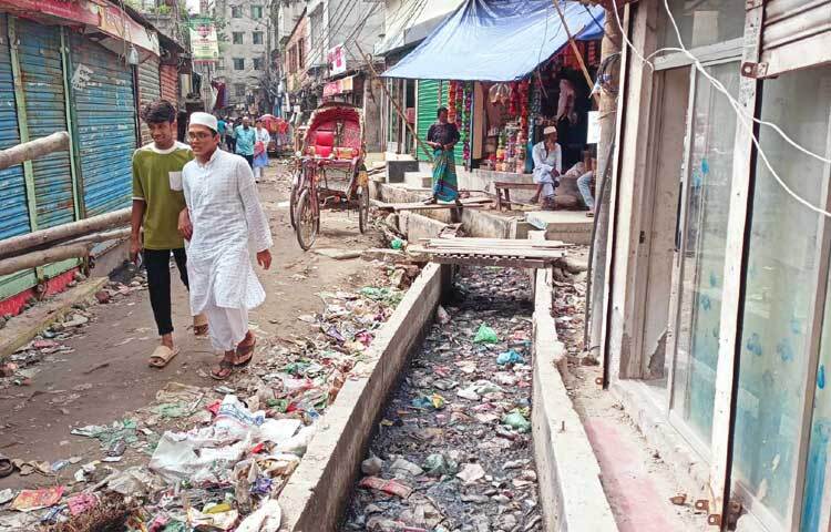 সামান্য বৃষ্টিতেই সড়কগুলোতে কাদা, পানি মিলে একাকার হয়ে যায়। চলতে গিয়ে প্রতিনিয়ত ঘটছে দুর্ঘটনা।