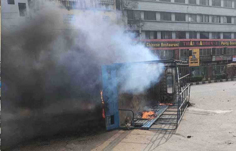 জানা গেছে, বিভিন্ন দাবিতে একটি পোশাক কারখানার শ্রমিকরা রাস্তায় নামেন। এ সময় পোশাক শ্রমিকদের আন্দোলন থেকে আইনশৃঙ্খলা রক্ষাকারী বাহিনীর ওপর ইট-পাটকেল নিক্ষেপ করা হয়।