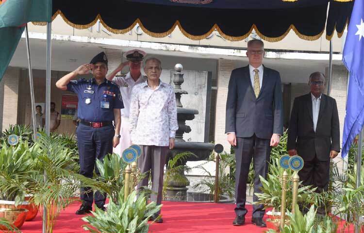 স্বরাষ্ট্র উপদেষ্টা লেফটেন্যান্ট জেনারেল মো.জাহাঙ্গীর আলম চৌধুরীর (অব.) উপস্থিতিতে অস্ট্রেলিয়ার স্বরাষ্ট্রমন্ত্রী টনি বার্গকে বাংলাদেশ সচিবালয়ে গার্ড অব অনার প্রদান করা হয়। ছবি: পিআইডি