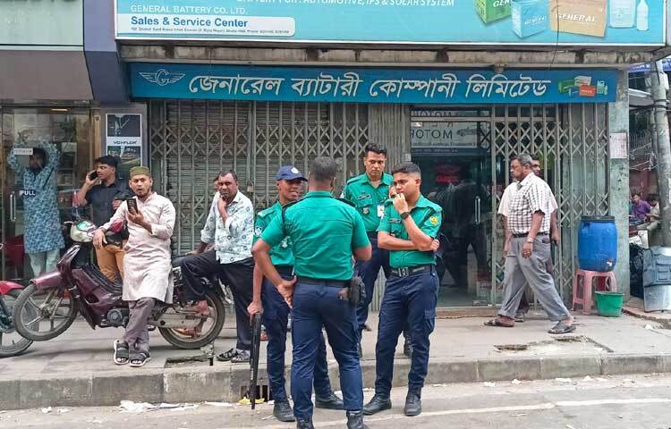 আজ সকাল থেকে কাকরাইলের জাতীয় পার্টির কার্যালয়ের সামনে কোনো নেতাকর্মীর দেখা নেই। তবে রয়েছে পুলিশের কড়া নিরাপত্তা ও উৎসুক মানুষের আনাগোনা।