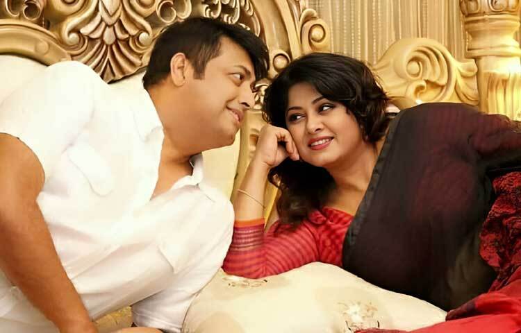 পরবর্তীতে অভিনেত্রী জুটি বাঁধেন জনপ্রিয় অভিনেতা ওমর সানীর সঙ্গে। ‘দোলা’, ‘লজ্জা’, ‘বাপের টাকা’, ‘লাট সাহেবের মেয়ে’, ‘গরীবের রানী’সহ অনেকগুলো সিনেমা তারা একসঙ্গে জুটি বেঁধে উপহার দিয়েছেন।