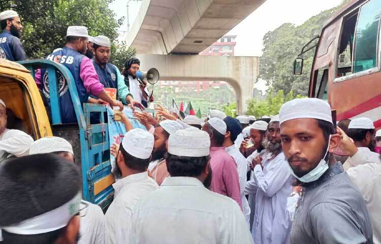 আগতদের তৃষ্ণা মেটাচ্ছেন স্বেচ্ছাসেবীরা।