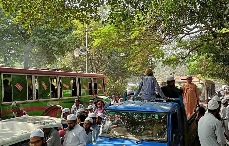 ইসলামি মহাসম্মেলন ঘিরে রাস্তায় তীব্র যানজট দেখা দিয়েছে। এতে সবচেয়ে বেশি বিপাকে পড়েছে স্কুল-কলেজের শিক্ষার্থী ও অফিসগামী মানুষ।