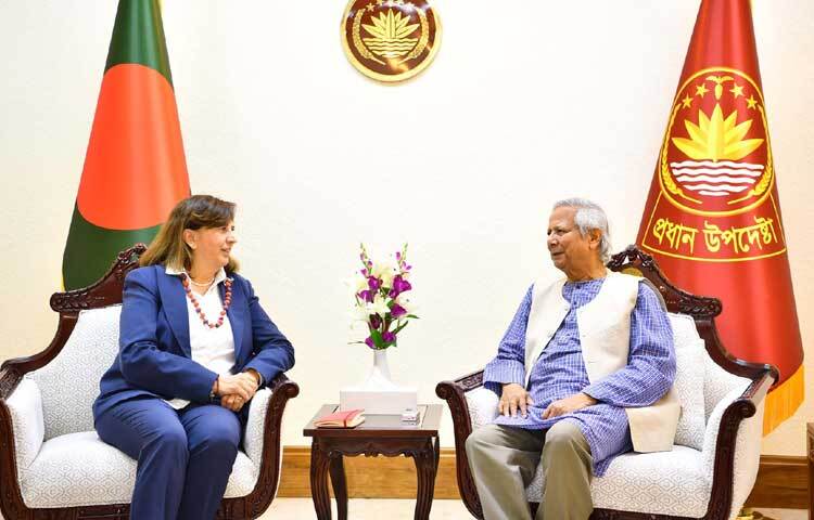 প্রধান উপদেষ্টা প্রফেসর মুহাম্মদ ইউনূসের সাথে ঢাকায় তেজগাঁওয়ে তার কার্যালয়ে সাক্ষাৎ করেন ইউরোপিয়ান এক্সটার্নার অ্যাকশন সার্ভিসের ডেপুটি ম্যানেজিং ডিরেক্টর পাওলা পামপোলিনি। ছবি: পিআইডি