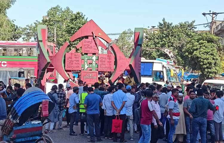 রোববার সকাল থেকে গুলিস্তান জিরো পয়েন্টে নূর হোসেন চত্বরে অবস্থান নিয়েছেন ছাত্ররা। ছবি: বিপ্লব দীক্ষিত