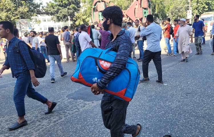 অনেকেই বাধ্য হয়ে গাড়ি থেকে নেমে হেঁটেই গন্তব্যর উদ্দেশ্যে রওনা হয়েছে। ছবি: রায়হান আহমেদ