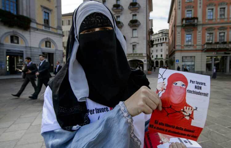 পাবলিক প্লেসে মুখ ঢেকে রাখা নিয়ে নতুন বিল পাস করেছে ইউরোপের দেশ সুইজারল্যান্ড। এর ফলে দেশটিতে মুখ ঢেকে রাখলেই জরিমানার মুখোমুখি হতে হবে নারীদের।