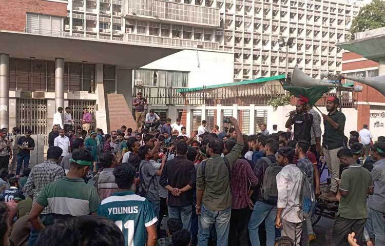 এ সময় শিক্ষার্থীরা ‘আমি কে, তুমি কে, জবিয়ান, জবিয়ান’, ‘মুলা না ক্যাম্পাস, ক্যাম্পাস, ক্যাম্পাস’, ‘আপস না সংগ্রাম, সংগ্রাম, সংগ্রাম’, অধিকার না অন্যায়, অধিকার, অধিকারসহ বিভিন্ন স্লোগান দিতে থাকেন।