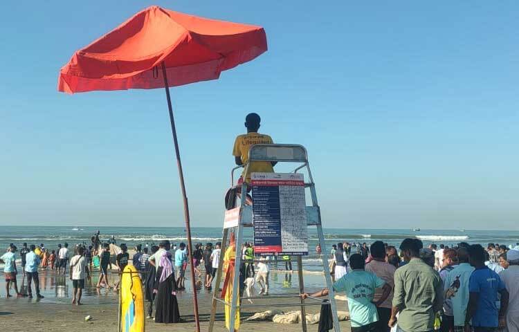 গত সপ্তাহ ধরে সৈকতের সুগন্ধা-কলাতলী-সীগাল ও লাবণী পয়েন্টসহ একাধিক স্থানে লাল-হলুদ পতাকা উড়ছে।