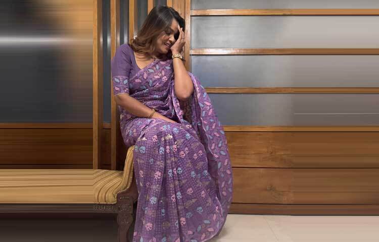 শাড়ি পরতে ভালোবাসেন গুণী এই অভিনেত্রী। সামাজিক যোগাযোগ মাধ্যমে চোখ রাখলেই দেখা যায় সেই ঝলক।